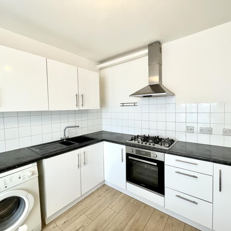 3 bedroom flat to rent - Photo 1