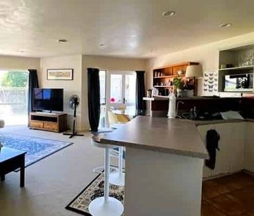 Sunny 3-Bedroom Home with Privacy and Comfort - Photo 3