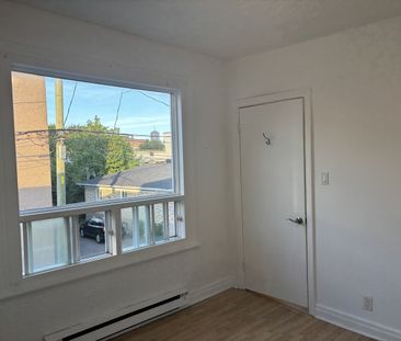Très beau et grand 4 1/2 2e étage Rue Anna Libre - Photo 6