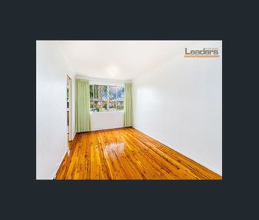 Family home & Granny flat! Close to station, shops and schools! - Photo 3