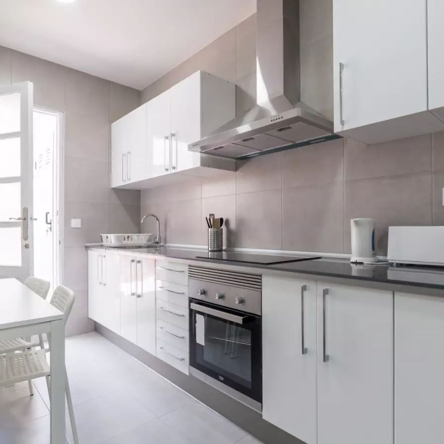 Room in a shared 6-bedroom apartment for rent in La Gran Vía, professionals and students. - Foto 1