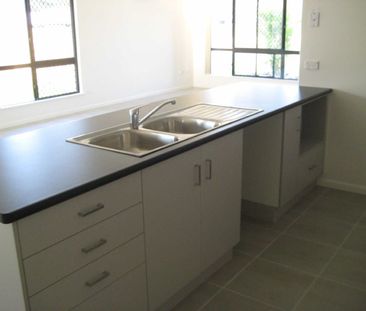 Spacious Family Home in Quiet Kelso Street - Photo 3