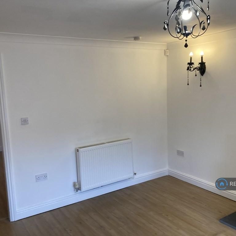 4 bedroom detached house to rent - Photo 1