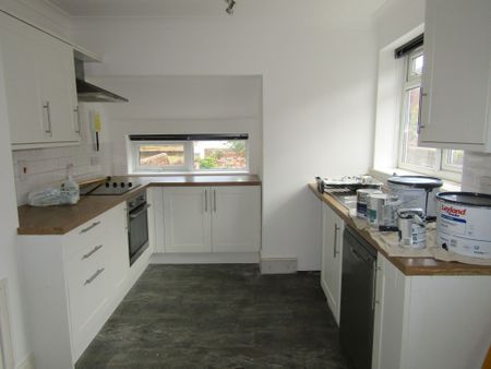 3 bed Terraced - To Let - Photo 2