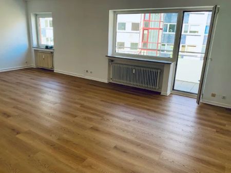 Stilvolle 2-Zimmer-Wohnung mit 2 Balkonen und Doppelstellplatz in Bestlage von Düsseldorf-Oberkassel - Photo 2