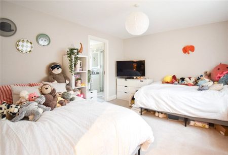 Delightful semi-detached 4-bedroom executive house in Saffron Walden offering excellent connections to London & Cambridge. Unfurnished. - Photo 5