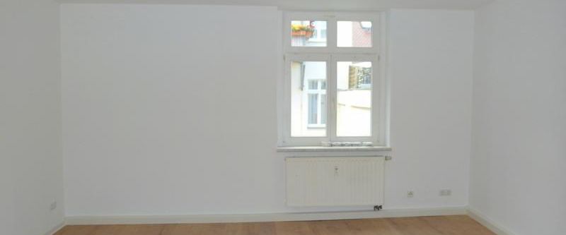 Frisch renovierte 3-Zimmer-Wohnung mit neuem Laminatboden "Dielenoptik", sep. Küche & Badewanne - Foto 1