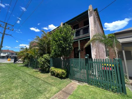 Charming Two Bedroom Terrace House! - Photo 4