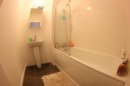 1 bedroom in a flat share to rent - Photo 5