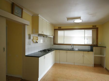 5 BEDROOM FAMILY HOME - Photo 4