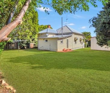 Cute colonial cottage, walk to TAFE! - Photo 6