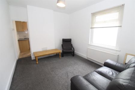 3 bedroom flat to rent - Photo 4