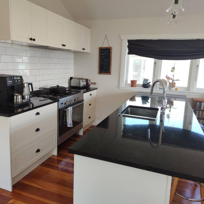 Charming 5 bedrooms at Bucklands Beach - Photo 1