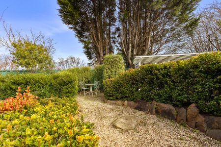 EXPANSIVE FAMILY LIVING WITH ESCARPMENT VIEWS & ENTERTAINER'S APPEAL - Photo 4