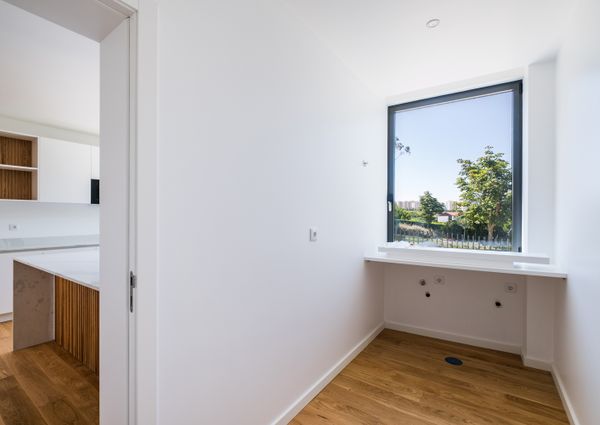 Moradia T6 de arquitetura moderna inserida no Golfe de Oeiras
