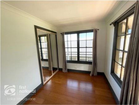 CHARMING & SPACIOUS FAMILY HOME - Photo 4