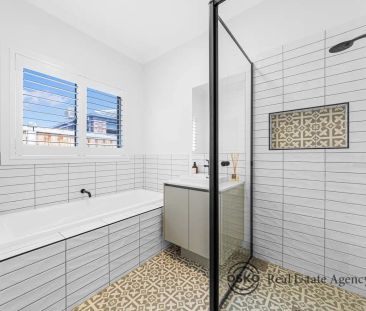 “East Facing House with Solar Panels and Multiple Air Cons in the P... - Photo 5