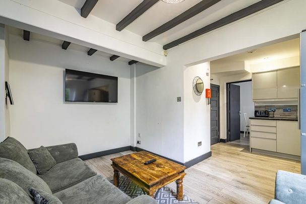 6 bedroom house to rent - Photo 1