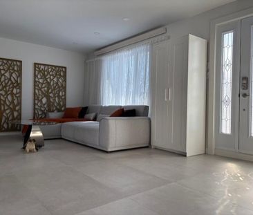 Maison rénovée ensoleillée avec grande cour - Photo 1