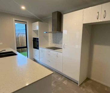 Modern Four Bedroom Home - Photo 5