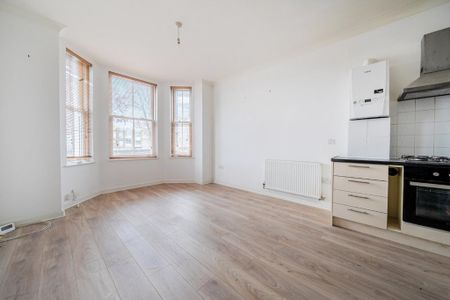 3 bedroom flat to rent - Photo 4