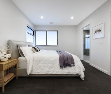 Sleek & Spacious Townhouse in a Quiet Oakleigh East Location - Photo 3
