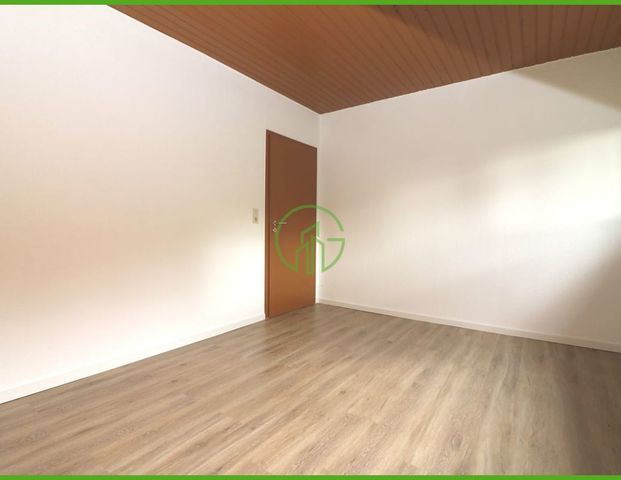 # ESCHWEILER-OST # Wohnoase im Dachgeschoss. Bezugsfertige 4-Zimmer-Wohnung mit 100 m² und Garage. - Foto 1