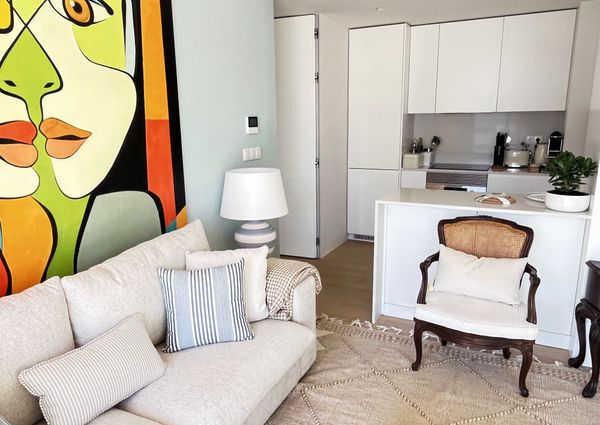 Apartamento T1 mobilado em Miraflores com Vista de Rio, a estrear