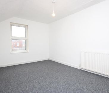 4 bedroom end of terrace house to rent - Photo 6