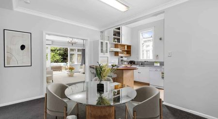 REPAINTED AND READY TO GO spacious 5x bedroom, 2x bathroom upstairs flat. - Photo 5