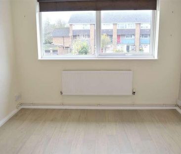 Strawberry Lane, Carshalton, SM5 - Photo 2