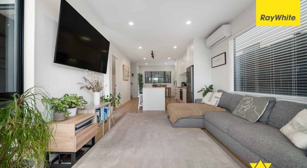 Modern Living in the Heart of Te Atatu South - Photo 1