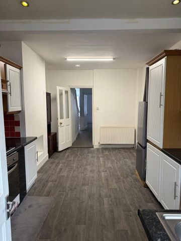 4 Bed Terraced House, Newham, E6 - Photo 5