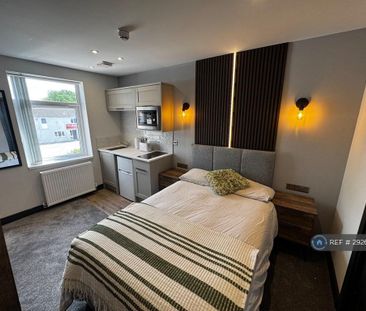 1 bedroom in a house share to rent - Photo 2