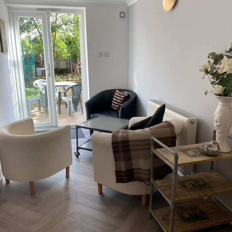 A Stylish House Share for Professionals - Photo 1