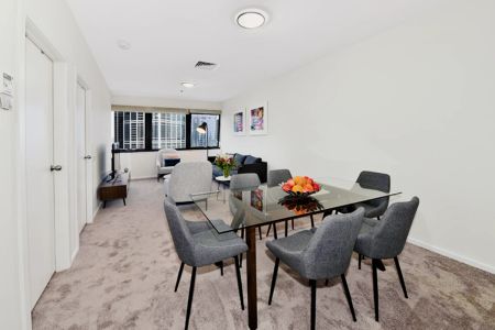 Beautiful 2-bedroom apartment near Melbourne Central Station - Photo 2