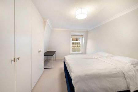 Elegant South Kensington living. A spacious 3-bedroom period apartment in prime location. - Photo 3