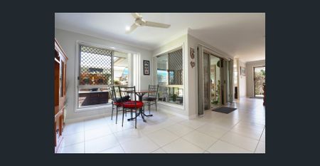 Low Maintenance Coastal Living - Only 300m Walk To The Beach! - Photo 3