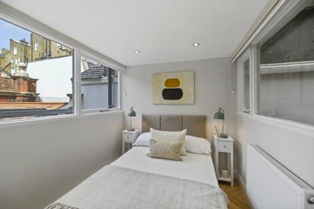 2 bedroom flat in South Kensington - Photo 3