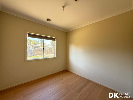 Spacious 4 Bedroom House in Tarneit - Photo 5