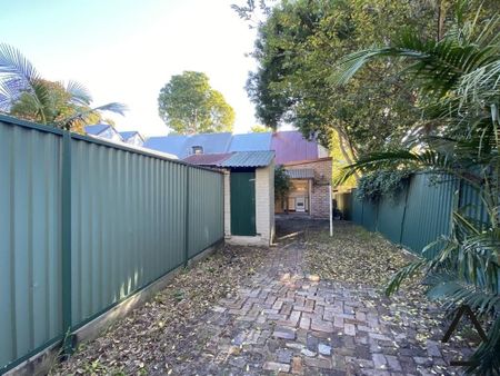 Spacious 2-Bed Terrace Near Sydney Uni - Photo 5