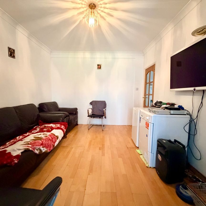 4 bed terraced house to rent in Leybourne Road, London, NW9 - Photo 1