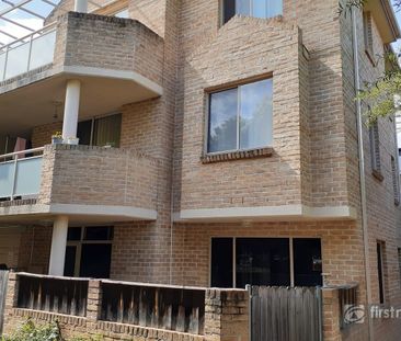 Stylish Apartment in Central Granville Location - Photo 3