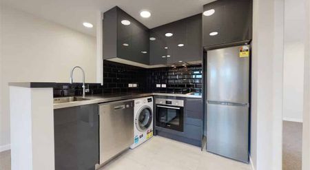 City two bedroom apartment with balcony - Photo 3