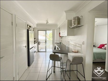 2 BEDROOM FURNISHED UNIT IN TROPICAL RESORT STYLE APARTMENTS - Photo 5