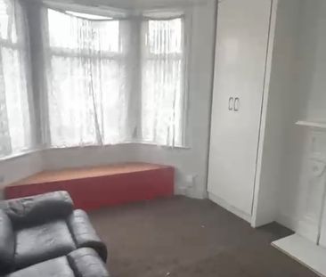 2 Bed Flat, Thorold Road, IG1 - Photo 2