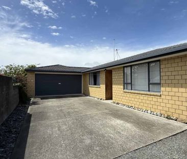 Private 3-Bedroom Home with Double Garage - Photo 1