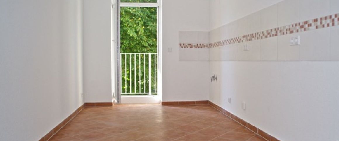 3-Raum • Fussbodenheizung • Südbalkon • Tageslichtbad • Stellplatz • Nussbaumlaminat • Anschauen - Photo 1