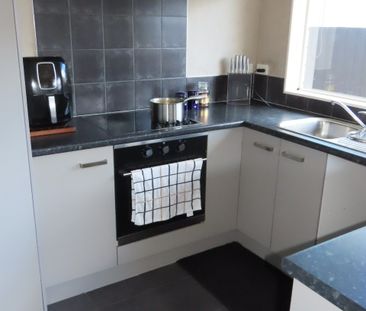 Comfortable Family Home close to everything - Photo 5