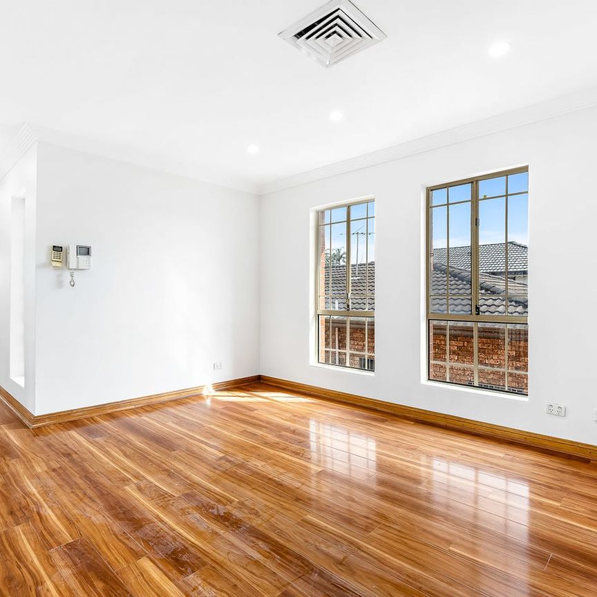 Newly Renovated Spacious Family Home - Photo 1